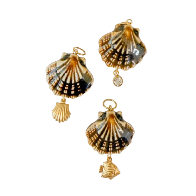 Três pendentes em forma de concha com texturas castanhas e pequenos adornos dourados pendurados