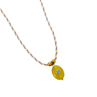 Colar com fio trançado e pendente em forma de oliva amarela