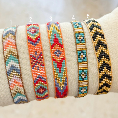 Pulseiras coloridas de miçangas em suporte de tecido claro