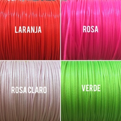 Fios coloridos nas cores laranja, rosa, rosa claro e verde com rótulos de cores
