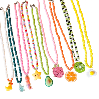 Colares coloridos com contas e pendentes variados em forma de frutas e animais