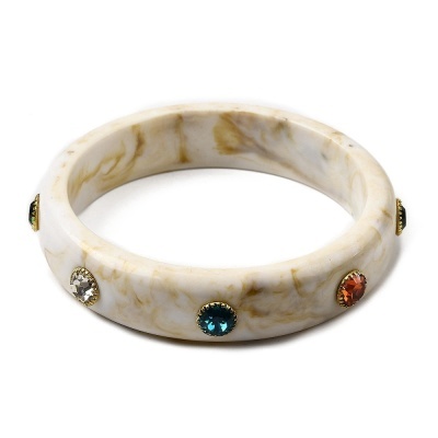 Bracelete rígido branco com efeito mármore e pedras coloridas.