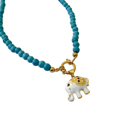 Colar com contas azuis e pingente de elefante branco e dourado