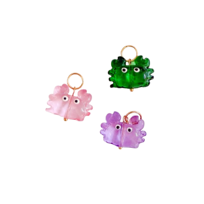 Três pendentes coloridos em forma de caranguejo com detalhes dourados