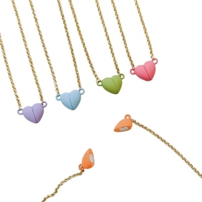 Colares com corações coloridos em correntes douradas