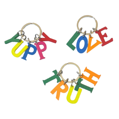 Porta-chaves coloridos com letras formando palavras YUPPY, LOVE e TRUTH