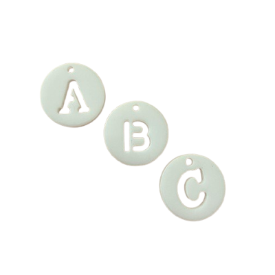 Medalhas redondas brancas com letras recortadas A, B e C