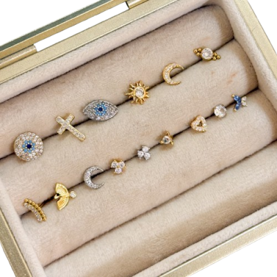 Conjunto de brincos variados em caixa almofadada bege