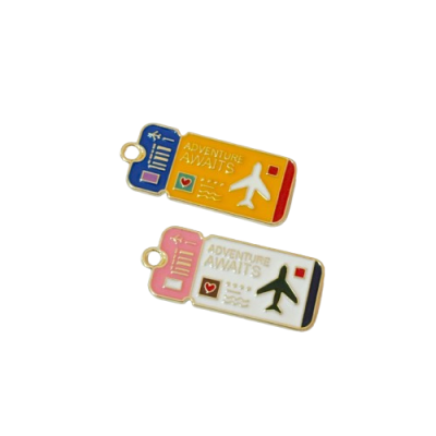 Pendentes metálicos coloridos em forma de bilhetes de avião com texto e desenho de avião