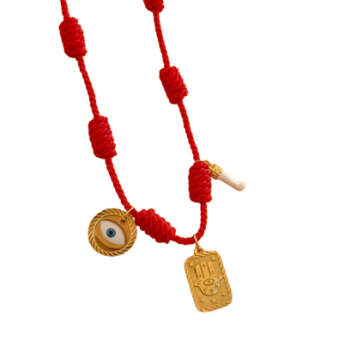 Colar vermelho com pendentes dourados e símbolo de mão.
