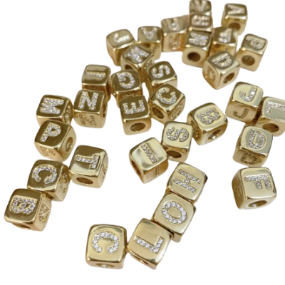 Contas douradas quadradas com letras em brilhantes