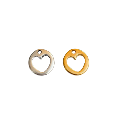 Dois pendentes metálicos, um prateado e outro dourado, em forma de coração dentro de um círculo.