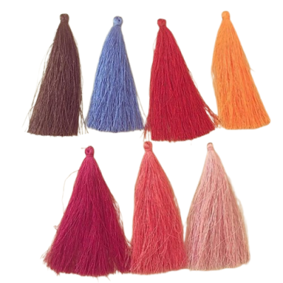 Sete franjas coloridas de fios têxteis em várias cores sobre fundo branco