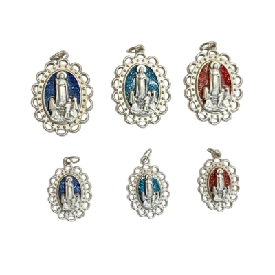 Medalhas ovais decorativas prateadas com figura religiosa e fundos azuis e vermelho