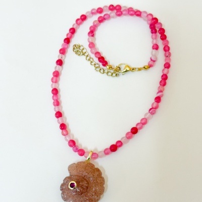 Colar rosa com pendente em forma de concha castanha