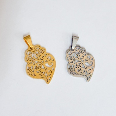 Dois pendentes em forma de coração dourado e prateado com design arabesco em fundo branco