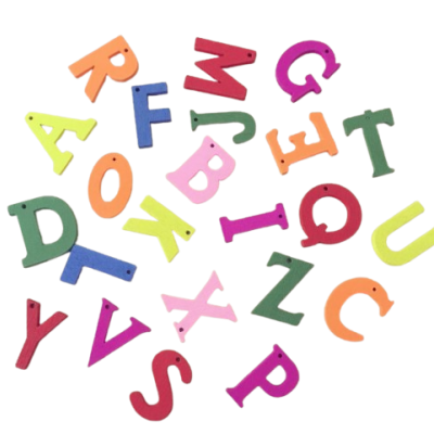 Letras de madeira coloridas do alfabeto em fundo branco