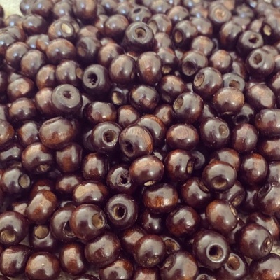 Contas pequenas redondas de madeira castanha com furo central