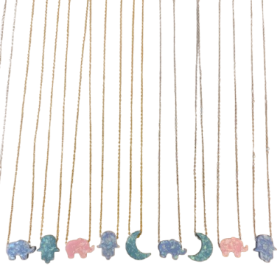 Colares com pingentes coloridos de elefantes, mãos de Fátima e luas em correntes douradas
