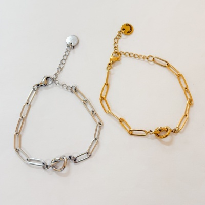 Colar e pulseira de metal prateado e dourado com elos grandes e fecho lagosta