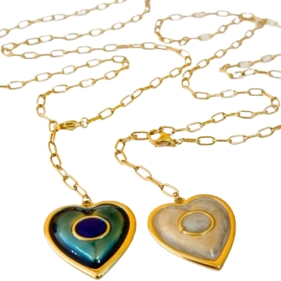 Dois colares dourados com pingentes de coração azul-esverdeado e bege perolado