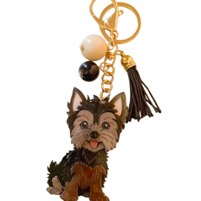 Chaveiro com figura de cão e acessórios decorativos