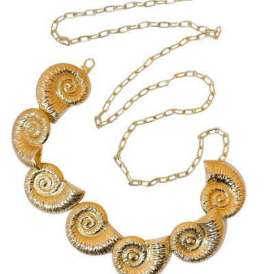 Colar dourado com seis pendentes em espiral e corrente em elos