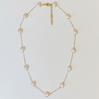 Colar dourado com corações brancos