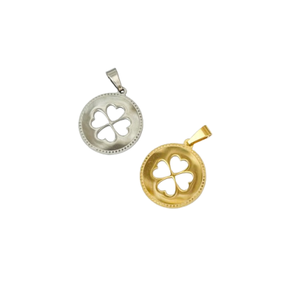 Dois pendentes metálicos circulares com recorte de trevo de quatro folhas, um dourado e um prateado