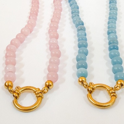 Colares com contas redondas de vidro rosa e azul claro e fecho dourado