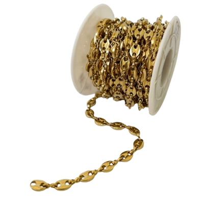 Bobina de corrente dourada de metal com elos em forma de laço.