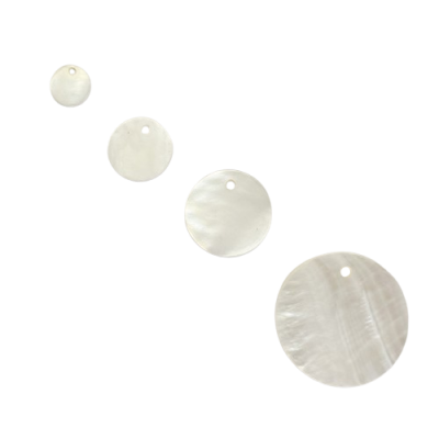 Quatro pendentes redondos em madrepérola de vários tamanhos sobre fundo preto