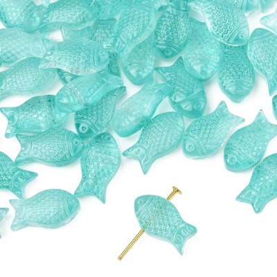 Pequenas peças de plástico azul translúcido em forma de peixe com textura de escamas.