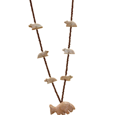 Colar com contas castanhas e pendentes em forma de animais em pedra clara