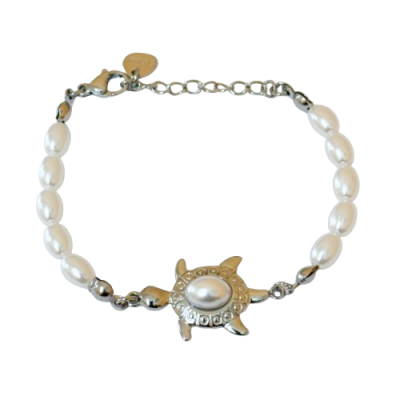 Pulseira de pérolas com pendente de tartaruga em metal prateado.