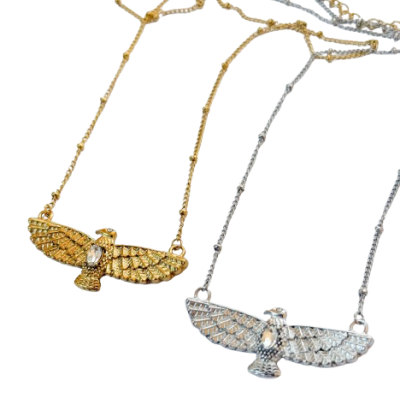 Colares em forma de águia dourado e prateado com pedras e correntes finas