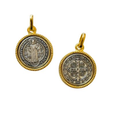 Medalhão redondo dourado e prateado com símbolos religiosos