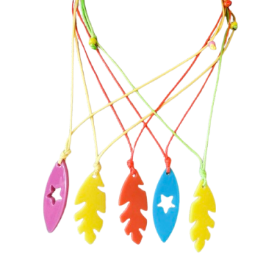 Cinco colares coloridos com pendentes em forma de folhas de várias cores