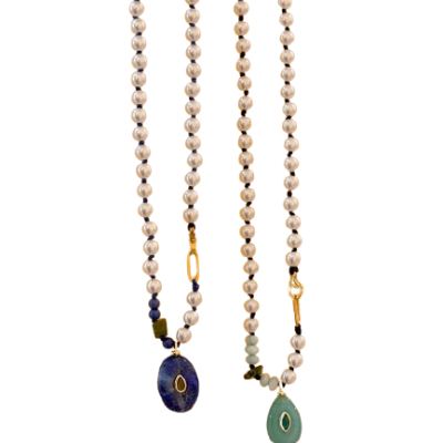 Colares com contas brancas e pendentes ovais em pedra azul e verde