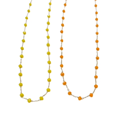 Colares com contas redondas amarelas e laranja em fundo branco