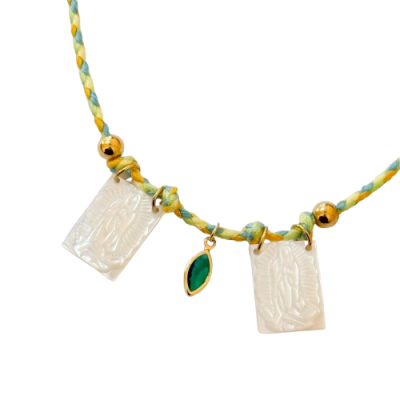 Colar com corda trançada azul e amarela e pendentes em madrepérola e verde