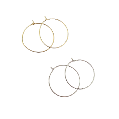 Dois pares de brincos de argola, um dourado e um prateado, em fundo branco