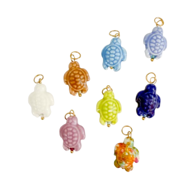 Pendentes de cerâmica em forma de tartarugas coloridas com argolas douradas