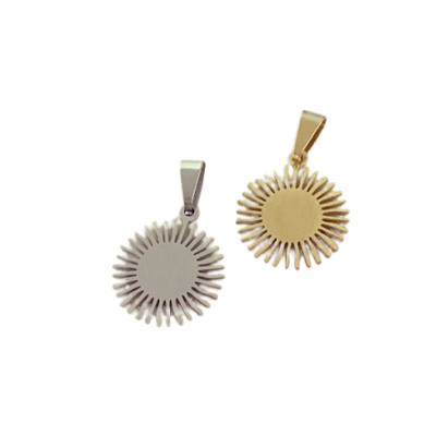 Dois pendentes em forma de sol em metal dourado e prateado