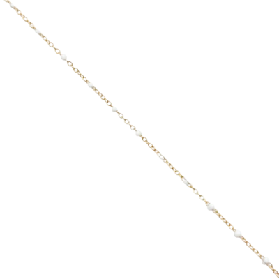 Corrente dourada fina com pequenas pérolas brancas espaçadas