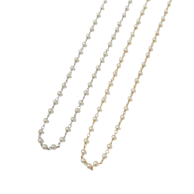 Dois colares com contas brancas, um de corrente prateada e outro dourada