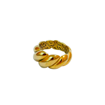 Anel dourado com design de nó torcido