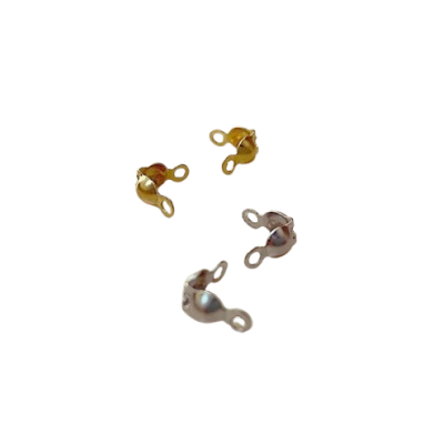 Quatro terminais metálicos dourados e prateados sobre fundo branco