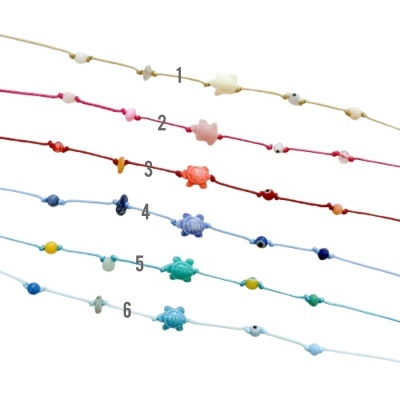 Seis pulseiras com fios finos e contas coloridas incluindo tartarugas de vidro