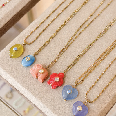 Colares com pendentes coloridos em suporte bege
